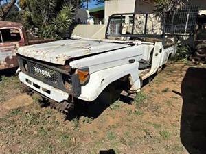 Toyota LandCruiser - Pick-up striping for parts  (Photos part of add)
