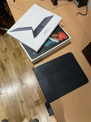 iPad Pro 12.9 3rd Gen. 256gb - WIFI + 4G with Smart Keyboard Folio & Smart Cover
