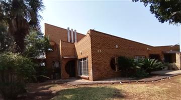 Spacious Double-Story Face Brick Home with Flatlet – Corner Stand in a Quiet Area