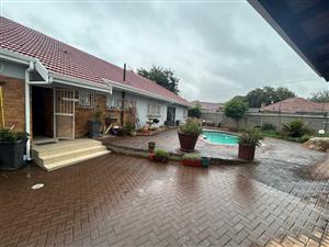 Spacious 4 Bedroom Family Home with Modern Bacelors Flat