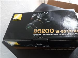 Nikon D5200 DSLR Camera with AF-S DX NIKKOR 18-55 mm F/3.5-5.6G VR II Lens)  (Black)
