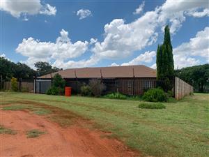 Spacious 6 bedroom smallholding with wide open land.