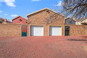 Bringing you this one of kind duel property nestled in the heart of Benoni. Two full properties!