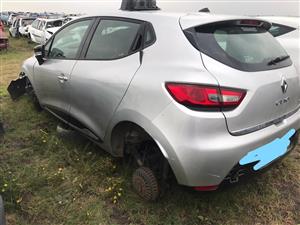RENAULT CLIO STRIPPING FOR SPARES