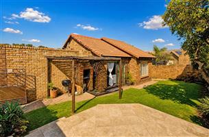 Townhouse For Sale in Wilgeheuwel