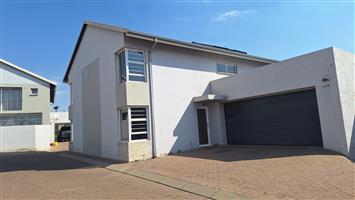 Gorgeous 3 bedroom townhouse in a stellar location available for rent!