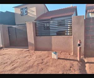 2 BEDROOMS HOUSE IN  LUFHRENG WITH 1 BIGGER YARD AND 2 OUTSIDE ROOMS FOR SALEj