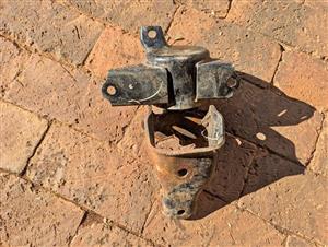 Hyundai i20 (2012) Engine mounting available for sale