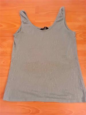 Sweater top scoop-neck tank green size 36/38 Knotted thick straps Length 65cm Width bosom 44cm