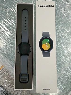 Samsung galaxy watch 5 - sm r900 40mm - graphite with charger, 6 Months Warranty at Cash Converters