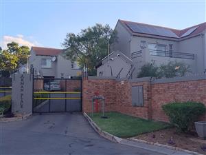Townhouse For Sale in Sundowner