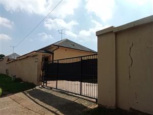FREE STANDING 3 BEDROOM HOUSE IN ROODEPOORT NORTH