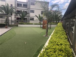 Modern - spacious 2-Bed, 2-Bath Top-Floor Apartment in Sunninghill