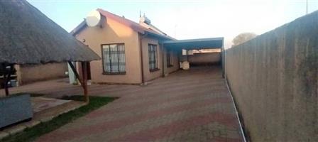 Neat n cosy 3 bedroom house for sale in Soshanguve block VV