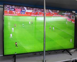 SAMSUNG 55 INCH SMART TV WITH POWER CABLE LEGS AND REMOTE S065419A