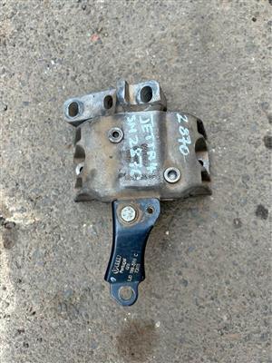 VW Jetta 4 Right Engine Mounting Available @Circle 7 Used Parts Call or WhatsApp 