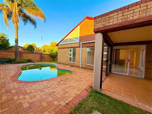 4 Bedroom with Pool Townhouse Fantail Aviary Hill