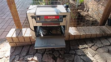 Ryobi Planer 318 mm 2000 W AP-13. Used twice