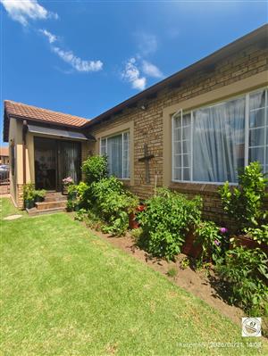 Spacious Pet-Friendly Townhouse in Popular Secure Complex