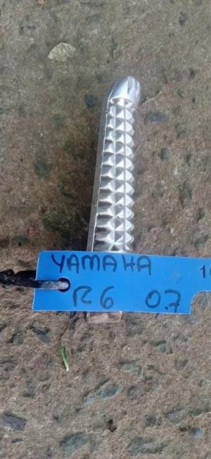 Yamaha YZ R6 foot peg. Meyerton bike scrapyard new and secondhand spares and accessories.