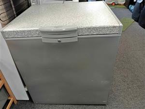 Defy DMF451 195L chest freezer, got some dents on the body, 6 Months Warranty