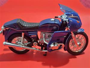 Welly 1:18 scale blue BMW R100 RS die-cast motorcycle model.