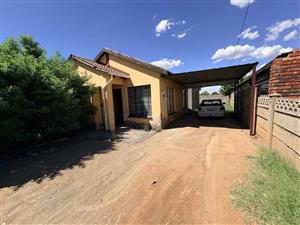 House For Sale in Roodepan