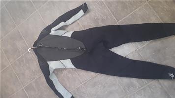 Mares trilastic wetsuit size 5