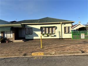 Spacious 3-Bedroom Home with Flatlet in Quiet Cul-de-Sac