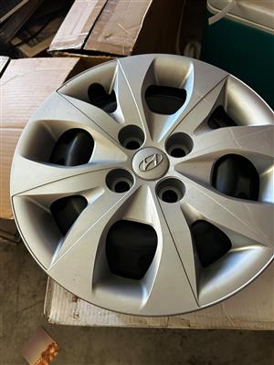 4 x Hyundai i20 Hubcaps – Genuine, Slightly Used