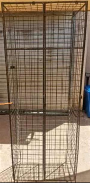 Double mesh locker