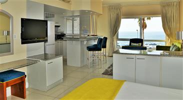 Peninsula All Suite Hotel, Sea Point. Big Studio Mini Suite. Slps 4. Balcony. 15/1/2021 to 22/1/2021