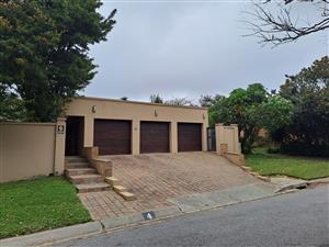 Private Garden Cottage with secure parking in Walmer Heights