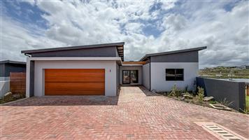 Welcome Home to Palm Lakes Estate