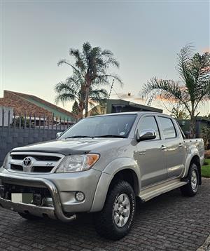 2006 TOYOTA HILUX 4X4 AUTOMATIC (MINT CONDITION)
