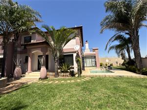 Modern Family Haven in the Prestigious Piazza del Campo Estate, Parkrand