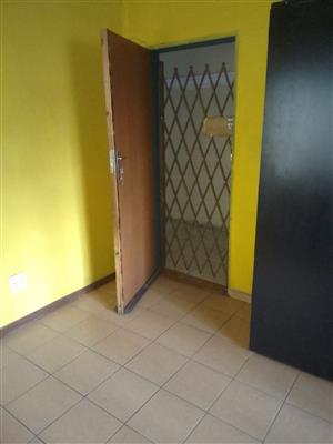 Room to rent available 