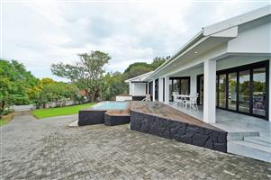 Entertainers Sanctuary in the heart of Beacon Bay