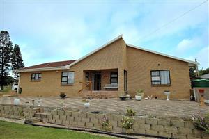 3 Bed, 2 Bath with 3 Garages For Sale in Fraaiuitsig