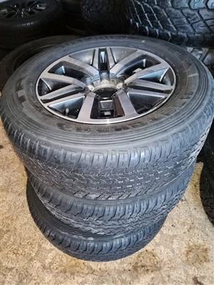 18" Toyota Hilux/Fortuner original mag   with used265/60/18 Dunlop A/T to use for spare 