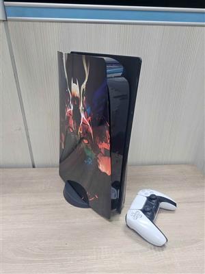 Sony PlayStation 5 console featuring a Batman vinyl decal. (2 TB)