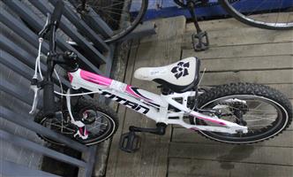 TITAN SIX061GIRLS BICYCLE S065110A
