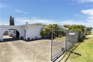 A Family Home Built for Living, Loving & Entertaining in Port Alfred