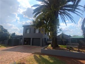 Family home with swimming pool Jacuzzi and 2 braai areas.