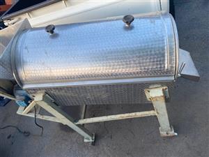 Juice Extractor Separates Juice Pulp for Crushing Fruit.