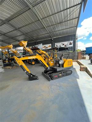 GIANT 3 TON EXCAVATOR