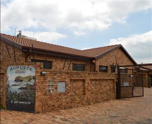 Townhouse For Sale in New Redruth