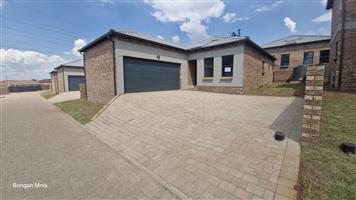 Townhouse For Sale in Die Heuwel