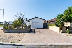 2 Bedroom home in walking distance to the new mall.