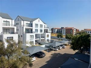 Modern 2-Bed Apartment with Balcony, Pool & Pet-Friendly Complex